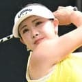 上下黒色ウェアの河本結が通算２アンダーに伸ばし、予選通過確実でホールアウト　国内女子第２日