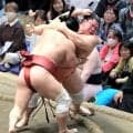 平幕・宇良が５敗目　朝紅龍との大阪対決で押し出される　千秋楽で２場所ぶりの１０勝目指す