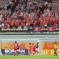 サッカー男子　北朝鮮は８強敗退　因縁日本戦も０－１惜敗　試合後、両監督握手もＧＫは激高、あいさつ交わさずピッチ去る　ンワディケの先制弾に猛抗議でファウル主張、後半はイエローカード３枚　日本のハンド主張する場面も