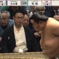 琴櫻、大の里Vに“待った”直後に… 呼出が運び込む懸賞の“塊”がスゴイ カメラが捉えた驚きの瞬間