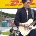 「まさか国歌演奏するとは」大物ギタリスト、“異色の生演奏”に反響 サーキットに轟くロックサウンドに驚きの声