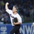 五十嵐亮太氏「つば九郎と名刺交換しました」始球式の裏側公開し「胸いっぱい」「カッコ良い」