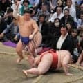 藤ノ川が１１勝目　大関昇進の起点の場所に　３大関を総なめ、終盤まで優勝争いを評価され、２度目の敢闘賞