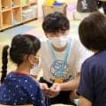 【競泳】光永翔音、村佐達也、松本信歩が沖縄のこども医療センターを慰問　アジア大会のメダルに子どもたちも目を輝かせ「みんな笑顔で触ってくれた」