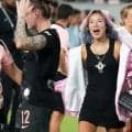 ｢バラのように美しい｣なでしこが誇る“サッカー界のガガ様”、背中出し＆スリットドレス姿でYOSHIKI、韓流スターらと華麗交流！悲劇を越えてW杯へ