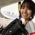 “足チラ”お構いなし…スカートで豪快スイング「めっちゃスタイル良い」　ファン驚き「すごい！」