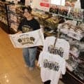 【阪神】初日から盛況や！優勝記念グッズの店頭販売がスタート　計３店舗で約4000人