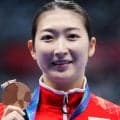 池江璃花子「ニュージーランドに来てもハンバーガーは欠かせません」湖バックに冬服姿で