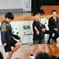 「諦めない気持ちが大事」　小野伸二さんがボール届け、児童と交流