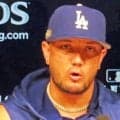 ドジャース　現役引退のロハスがクラブハウスで号泣　涙止まらず「選手としてのプレーはこれが最後」ラストゲームはまさかの形も「３連覇を目指して戦えたことは特別」