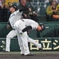 阪神　前日負傷交代の森下が通常歩行で球場入り「大丈夫です」