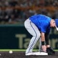 ＤｅＮＡ・牧がまさかのトンネル　１死一、二塁のピンチも先発・片山が後続を断つ　大山を遊ゴロ併殺に仕留めて切り抜ける