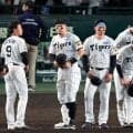 敗戦後のあいさつに出た阪神・佐藤輝は右肘と右足に防具　解説者「おそらく用意はしていた。なので明日どうですかね」