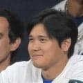 大谷翔平が山本由伸を笑顔でバックハグ！今季限り引退のロハスがロッカールームでの惜別自撮りショット公開　ドジャース６０人が勢ぞろい