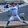 【高校野球】山梨学院　主将でエースの渡部瑛太が前主将の菰田陽生が観戦する前で完投勝利