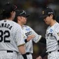 涙にくれる阪神・工藤の肩に坂本が手をやる　まさかの４連敗で敗退　あいさつしたナインにスタンドの虎党から大きな拍手