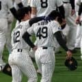 涙にくれる阪神・工藤の肩に坂本が手をやる　まさかの４連敗で敗退　あいさつしたナインにスタンドの虎党から大きな拍手
