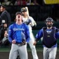 ＤｅＮＡ　助っ人右腕が異例の行動　表彰式後の光景に「そら甲子園ですけど」実況アナも思わず紹介　マウンドの砂を集め深々と一礼　ファン感動「負けてないのに」「紳士」