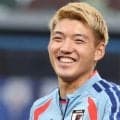 堂安律がデレデレ！妻公開のオフショットに反響「愛あふれてますね」「ケーキより甘い律パパ」