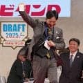 【阪神】藤川監督、残りくじで立石当ててガッツポーズ　新庄監督悔しがる／25年ドラフトVTR
