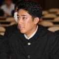【ドラフト】横浜・織田翔希が校内の会見場に登場　池田聖摩の後ろの列に着席