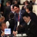 広島　新井監督が満面の笑みで中日フロントマンと握手　会場で見せた同学年の絆　山里の一本釣り成功で「うれしい」