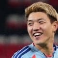 「もうデレデレ」「溺愛ですね」堂安律、妻が公開した無防備な“パパの顔”　キス寸前に寝転びハグ…ラブラブ父娘ショット
