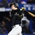 ソフトバンク　正木智也が特大先制弾　左翼席上段へ滞空時間の長いアーチ　青く染まった横浜スタジアムが沈黙　解説もどこまでいくんだろう」と驚く