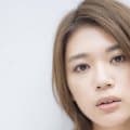 腹筋を大胆公開、“野球女子”が美ボディ披露　ショーパン姿で真剣ショット