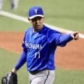 【DeNA】「ギータシフト」ズバリ　柳田悠岐の投手頭上越えライナーを成瀬脩人が捕球