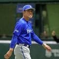 ＤｅＮＡ・相川監督　ソフトバンク・小久保監督を祝福　胴上げ後に本塁付近で握手　言葉かけられ頭を下げる　４連敗終戦で下克上日本一の夢散る