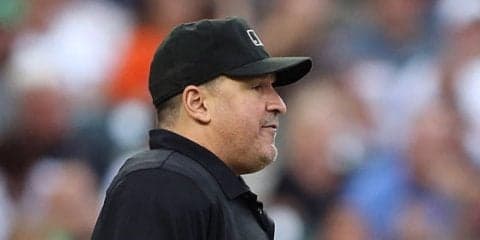 【MLB】打者も頭抱えるアクシデント　強烈打球が塁審の頭部へ、間一髪で直撃回避