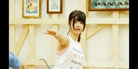 馬場ふみかさん、ハワイアンヨガ「丸太のポーズ」でゴロゴロ