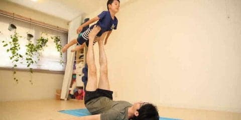 親子で楽しめる体幹トレーニング「ひこうきヨガ」ってなに？