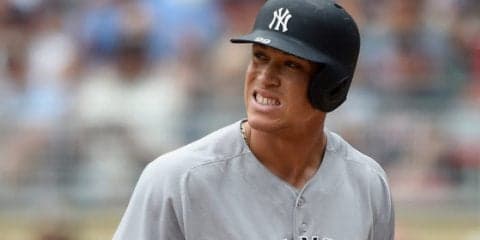 衝撃、空飛ぶ前歯！　サヨナラ勝利祝う輪でヤ軍新人ジャッジの前歯折れる