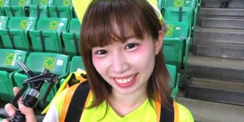 「福岡発 売り子名鑑」15キロのタンクと格闘、とびきりスマイルの19歳