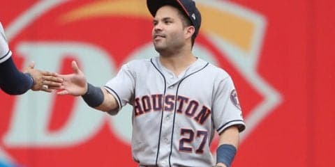 「小さな巨人」アルトゥーベ「驚異的」美技　“ほぼ遊撃”から反転ジャンプスロー