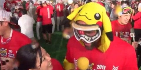 サファテはピカチュウ、バンデンはミニオン、デスパはマリオでビールかけ