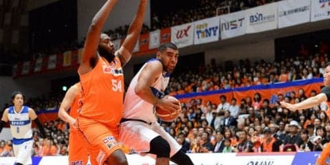 島根スサノオマジックの懸命なプレーをいなす新潟アルビレックスBB、経験豊富な『大人のバスケ』で開幕を逆転勝利で飾る