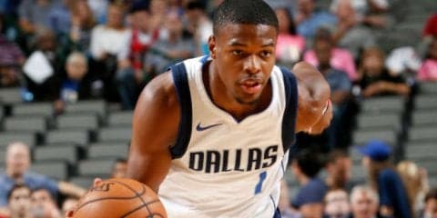 マーベリックスのルーキー、デニス・スミスJr.があこがれの殿堂入り選手『T-Mac』に激励され感激！