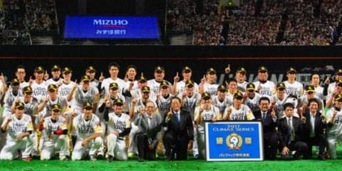 ホークス歓喜ビールかけ　長谷川勇選手会長「突破確率0％覆してやりました」