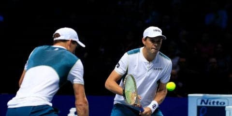 マレー兄とソアレスのペアを破って、ブライアン兄弟がダブルスの予選突破に向けて加速[ATPファイナルズ]