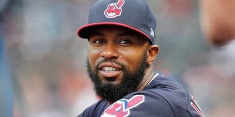 体ごと“柵越え”の驚愕キャッチ！　今季「MLBアワード」最優秀守備賞を受賞