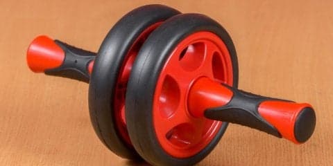 「腹筋ローラー」の正しい使い方！お腹を引き締めたい人におすすめの簡単エクササイズも紹介