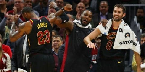レブロン・ジェームズのクラッチプレーでキングスを撃破、キャブズが球団タイ記録の13連勝