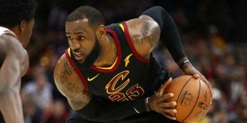 33歳にして進化を続けるレブロン・ジェームズ、その秘訣は赤ワイン？