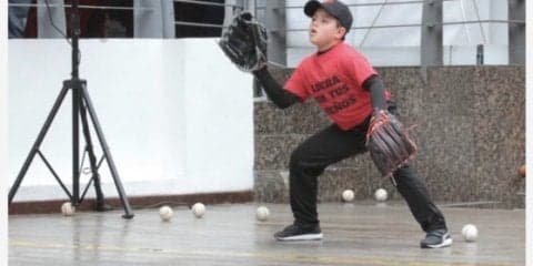 コロンビア少年が左右交互キャッチでギネス記録 動画公開に反響