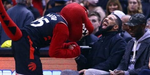 ラップで鍛えたトラッシュトークでコートサイドからラプターズを援護するDrake