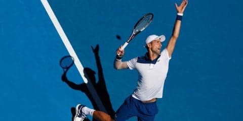 ジョコビッチがヤングを圧倒し右肘の故障からの復帰戦で勝利[全豪オープン]