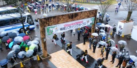 ソフトバンクが宮崎でキャンプイン　あいにくの雨天で室内練習場スタート